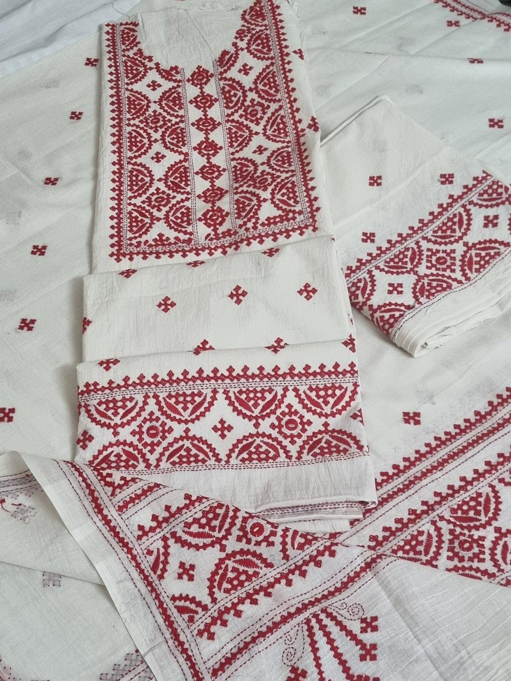 3-piece cream & red Sindhi embroidered unstitched suit – dupatta and fabric view