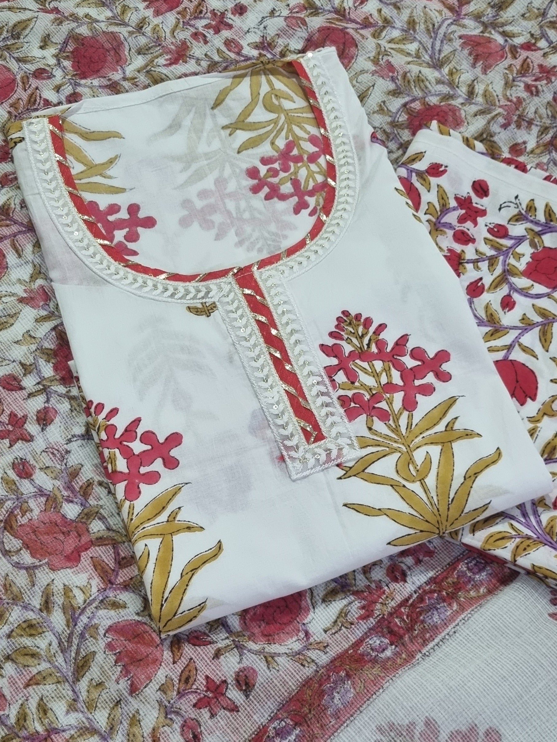 Block print cotton kurta with Gota Patti neckline and white lace daman – detail view