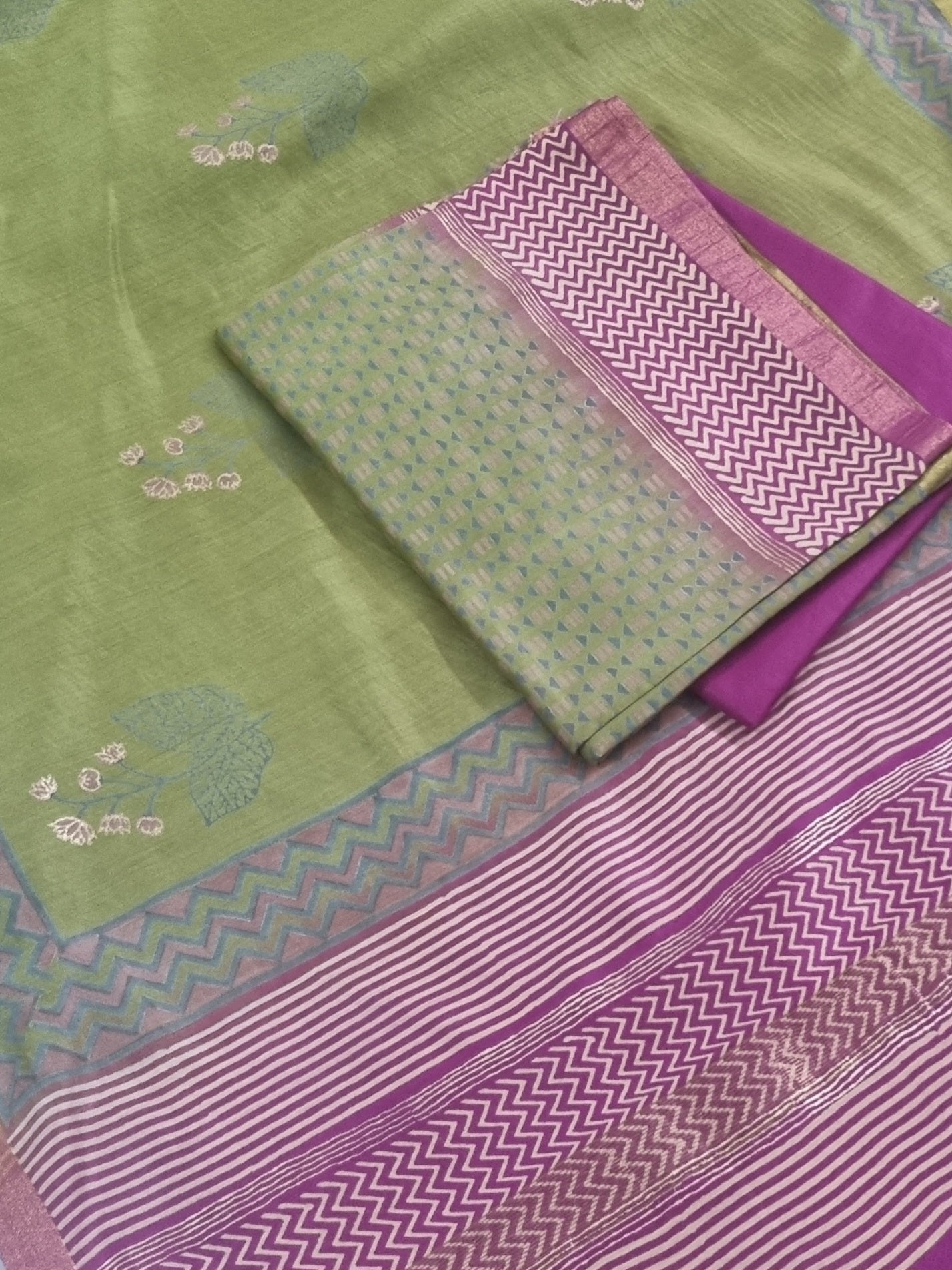 Handloom Maheshwari silk unstitched salwar kameez set – green and purple dupatta detail