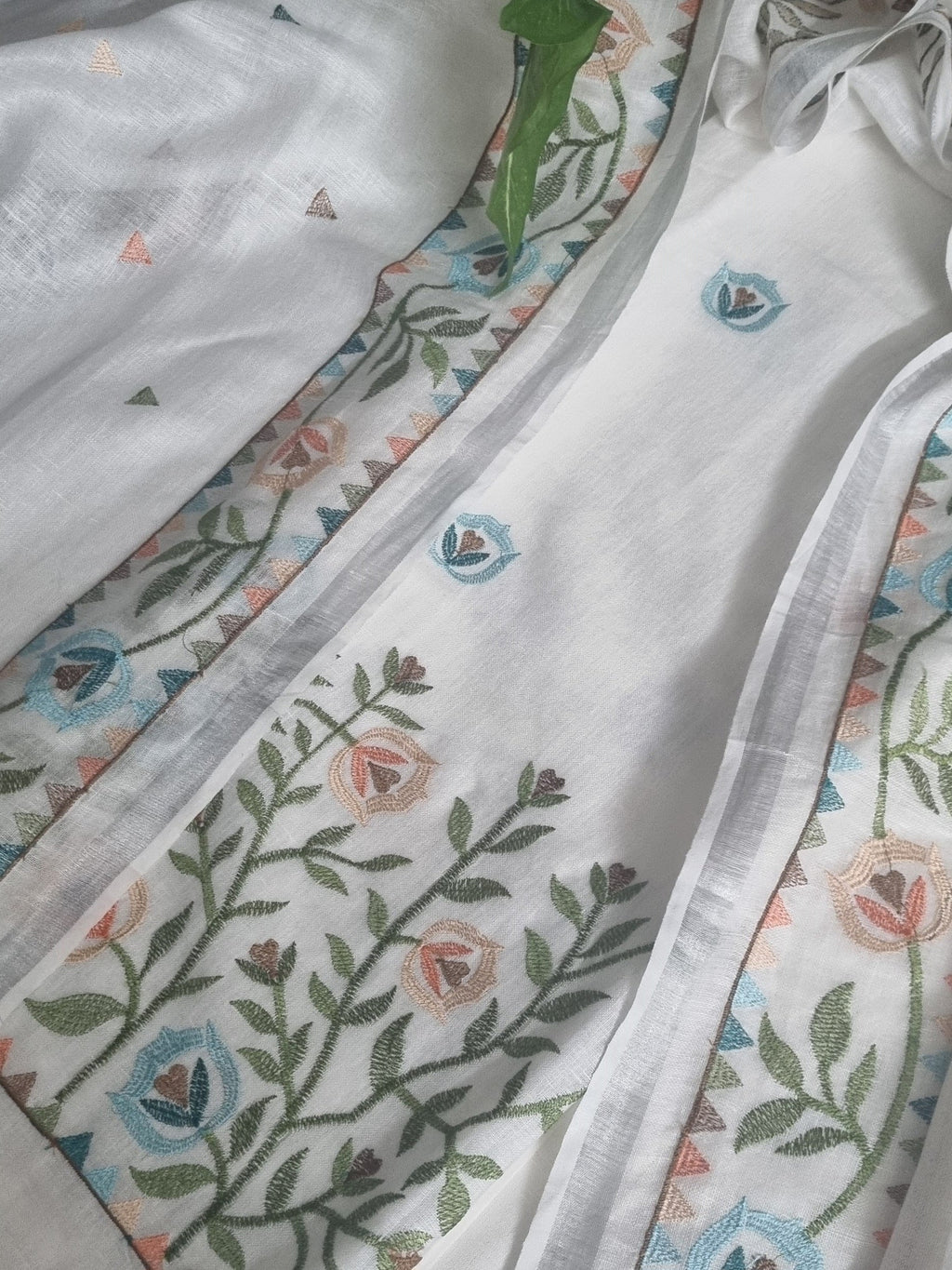 Indian Handloom 3-Piece Unstitched Suit – White Linen with Floral Machine Embroidery