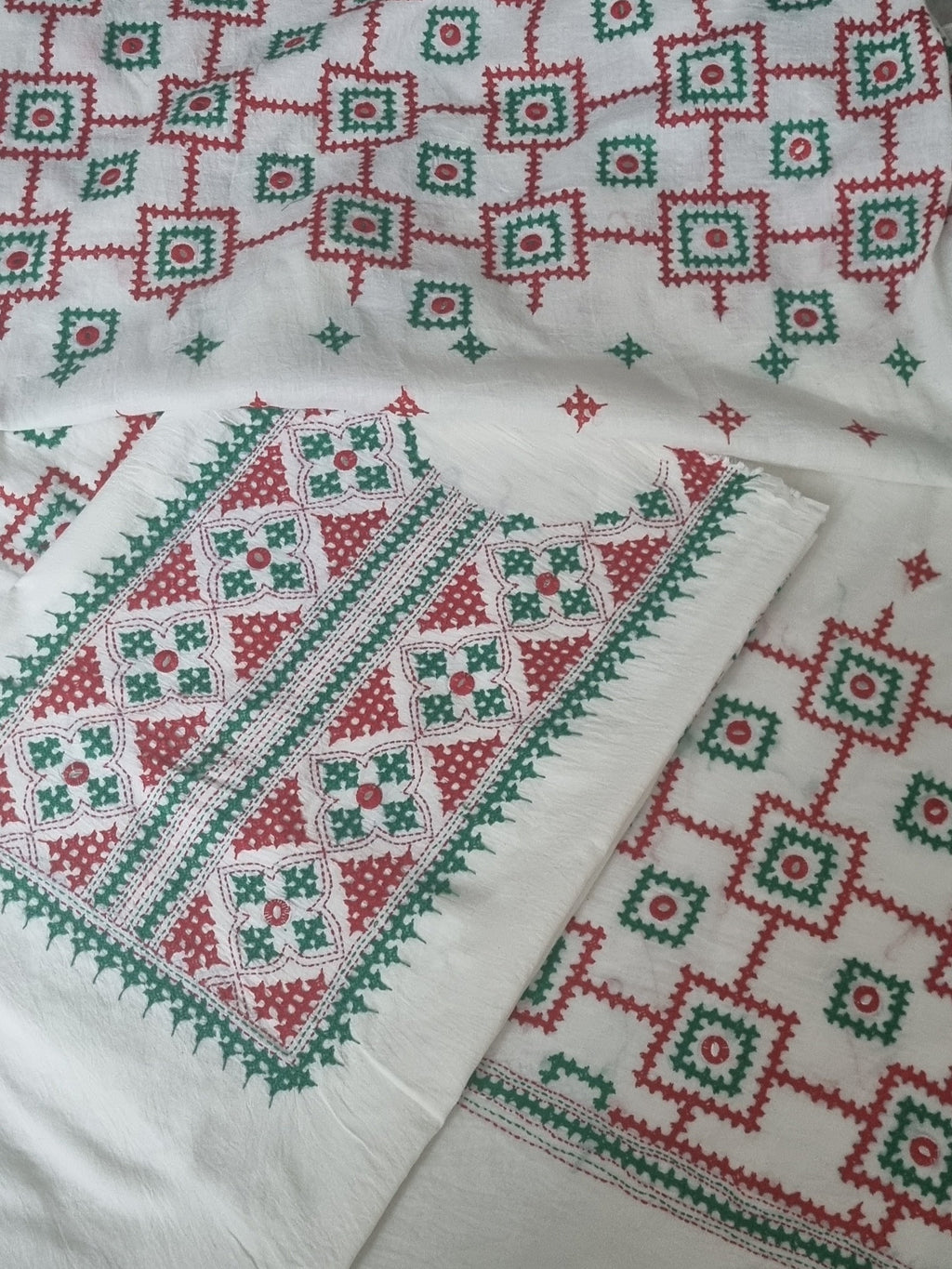Sindhi hand-embroidered cream cotton 3-piece suit set in red and green – detail shot