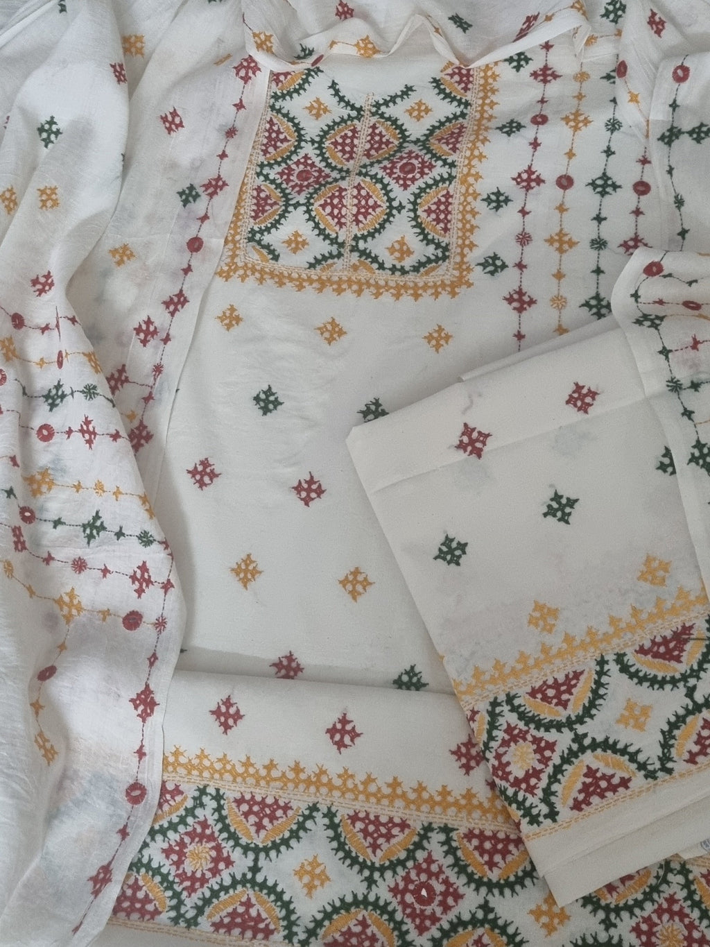 Sindhi hand-embroidered multicolour cotton 3-piece unstitched suit set – detail shot