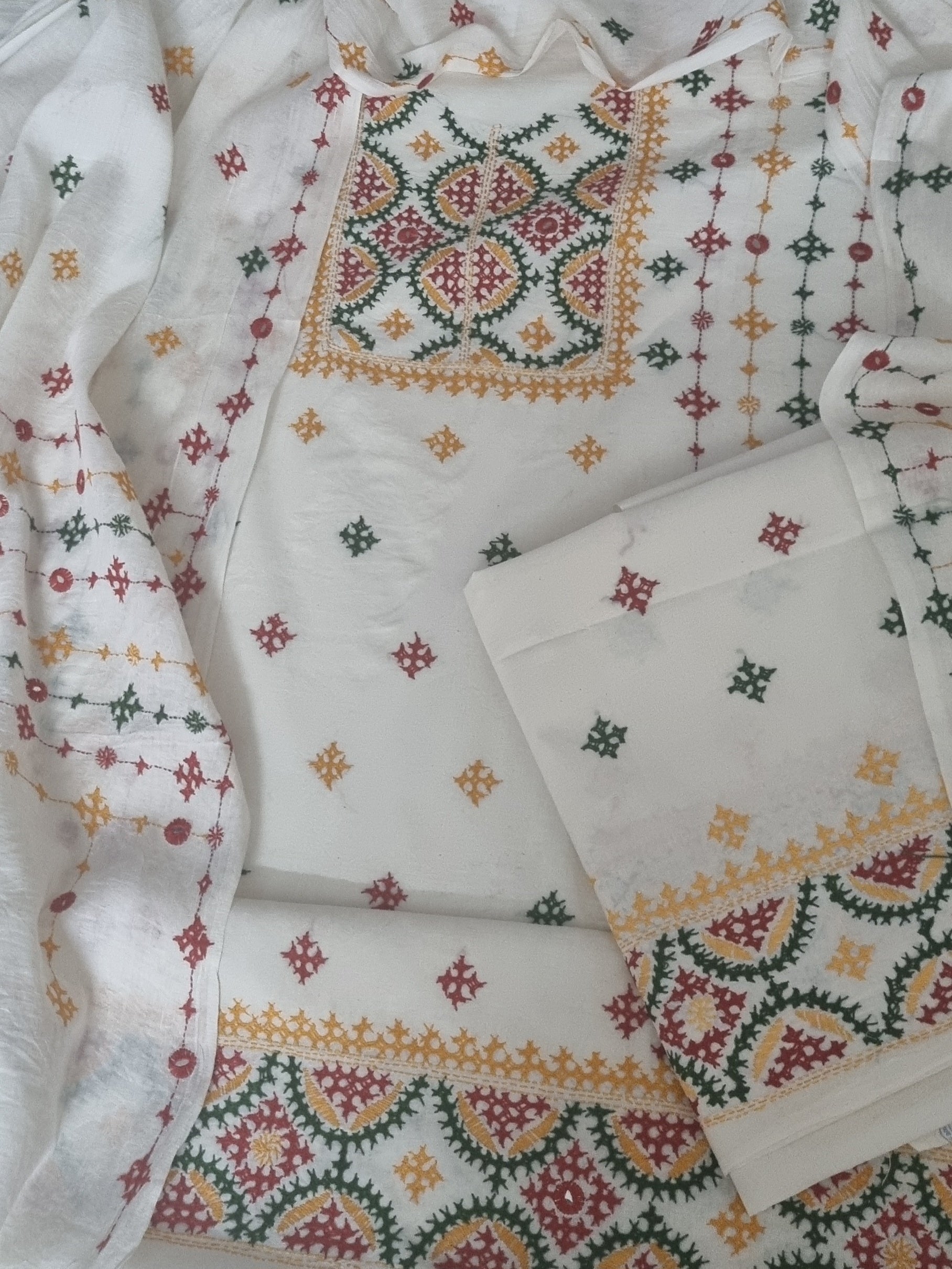 Sindhi hand-embroidered multicolour cotton 3-piece unstitched suit set – detail shot