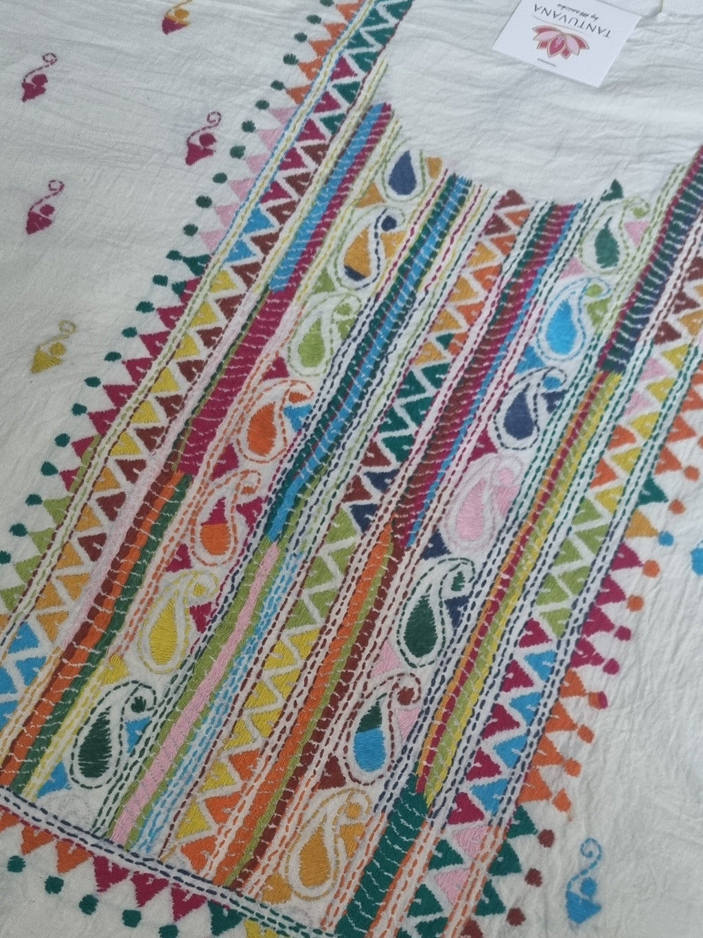 Kantha hand-embroidered cotton suit set – close-up embroidery detail
