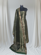 Deep forest green Maheshwari handwoven silk fabric – close-up of Zari border and weave texture