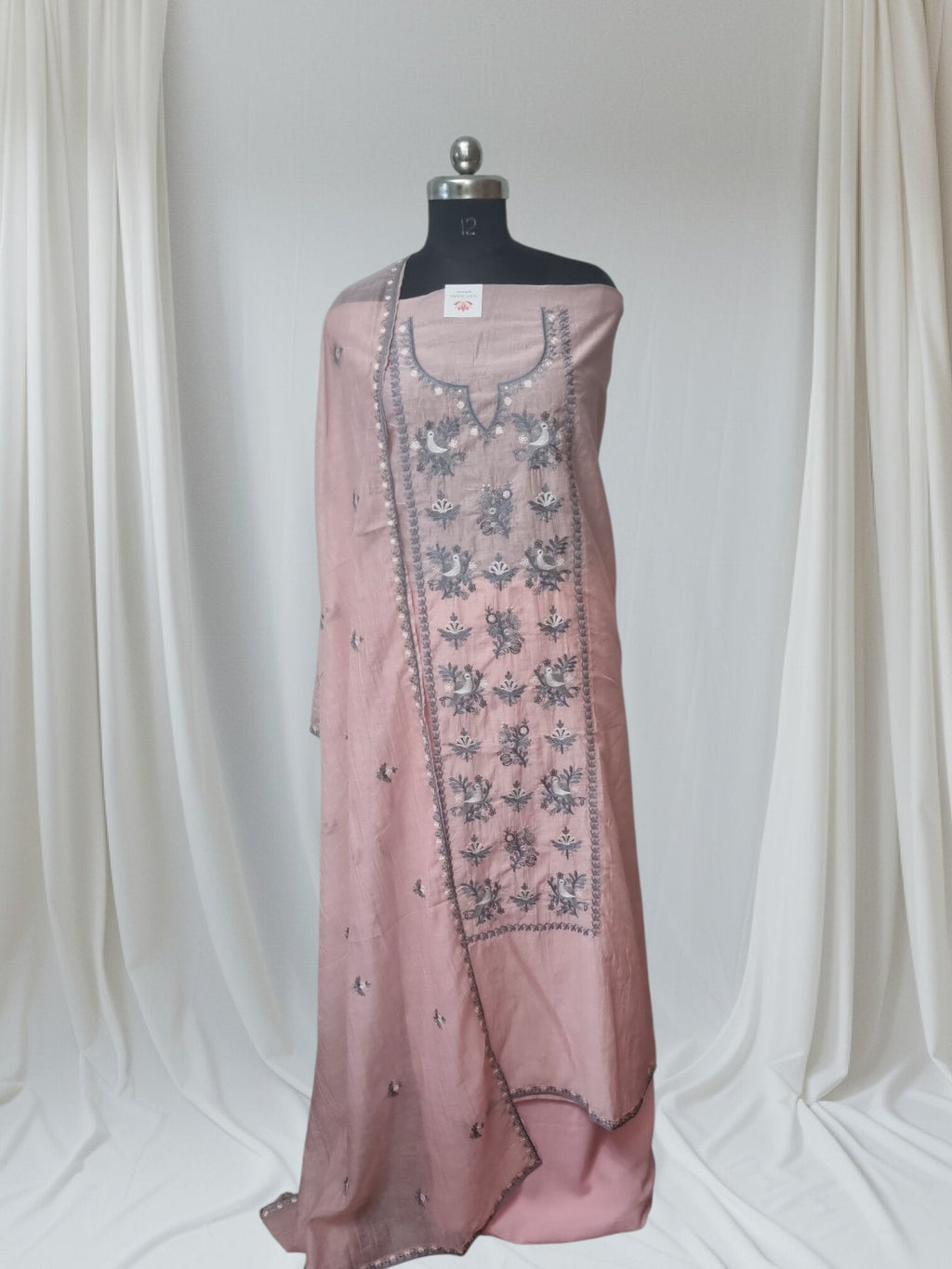 Powder pink Chanderi Silk dupatta with embroidery and pallu – Indian handloom