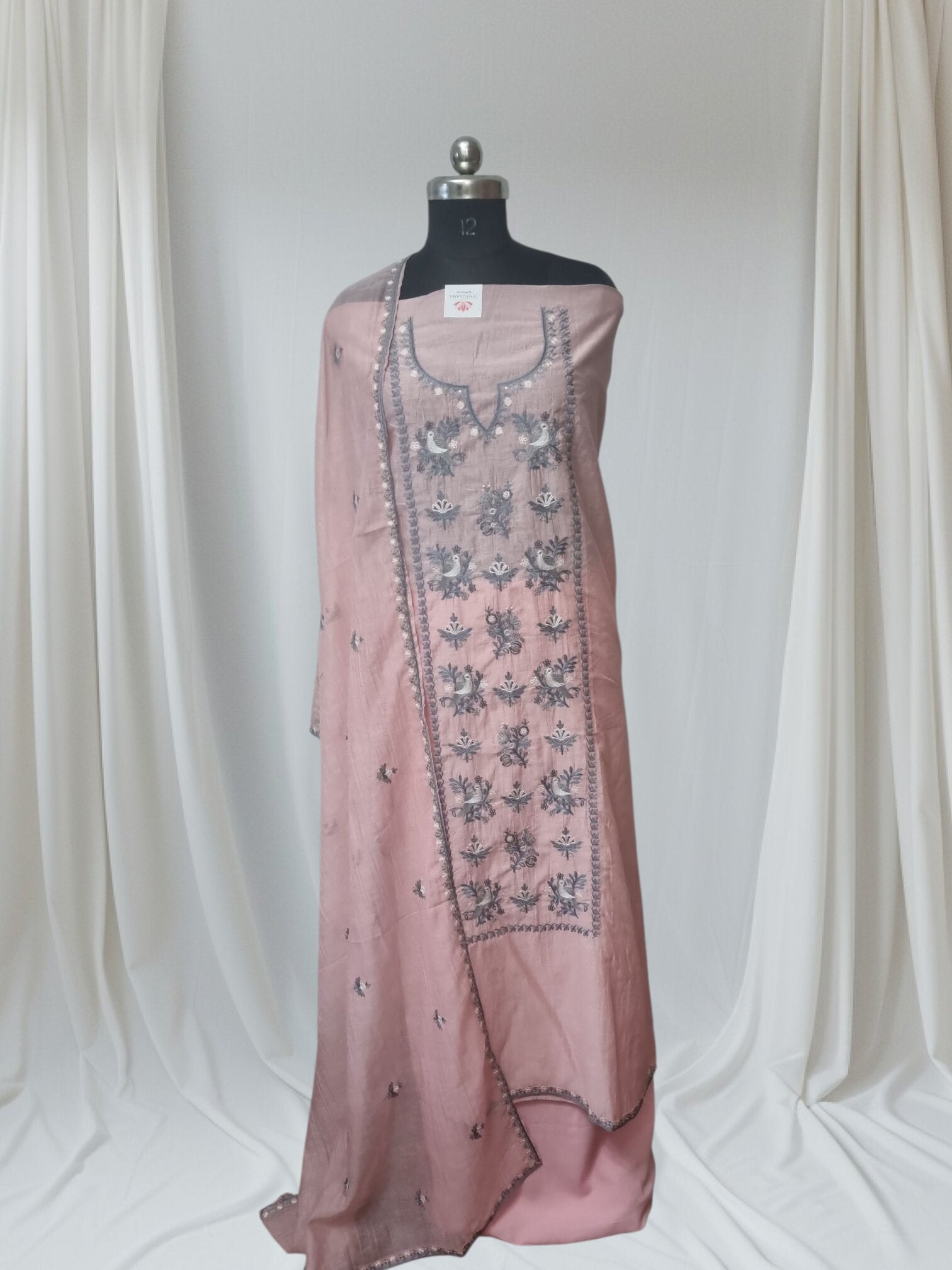 Powder pink Chanderi Silk dupatta with embroidery and pallu – Indian handloom