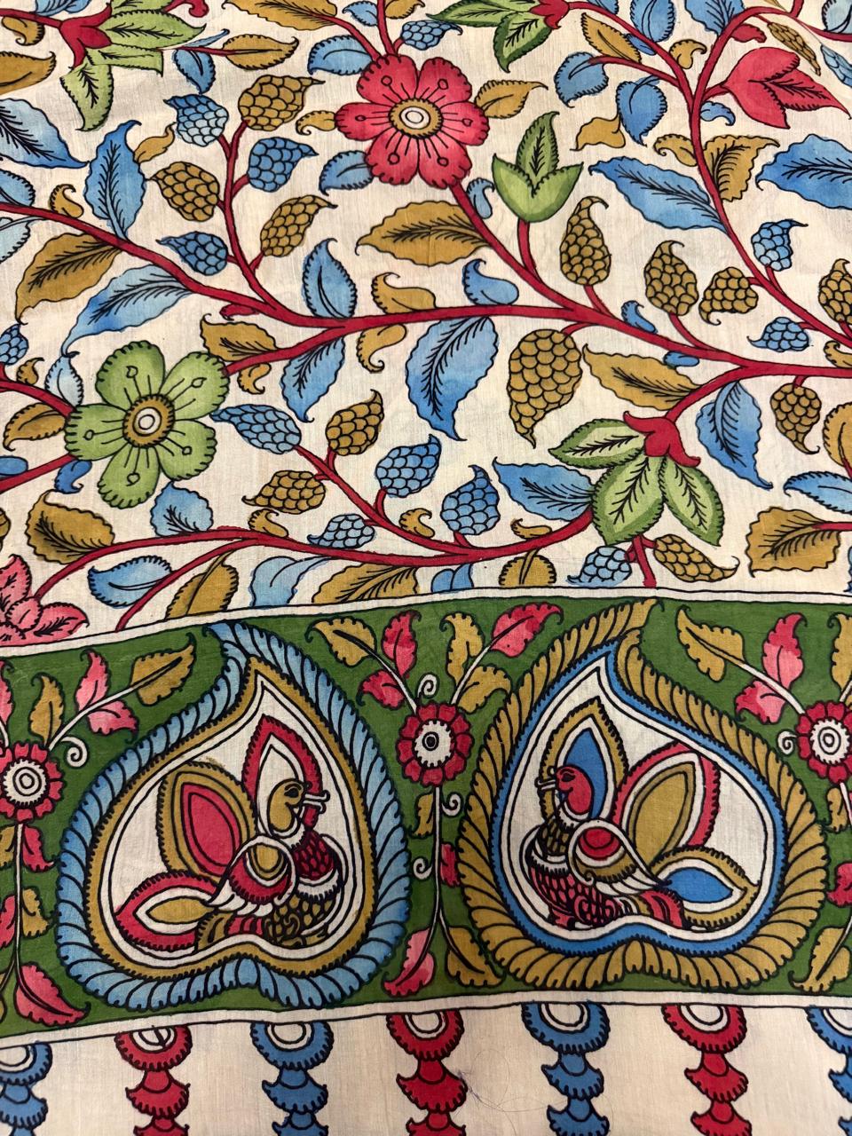 Close-up of Pen Kalamkari dupatta pallu – hand-painted peacock-in-medallion motifs on green border with floral vine body, Mangalgiri pattu silk, Tantuvana